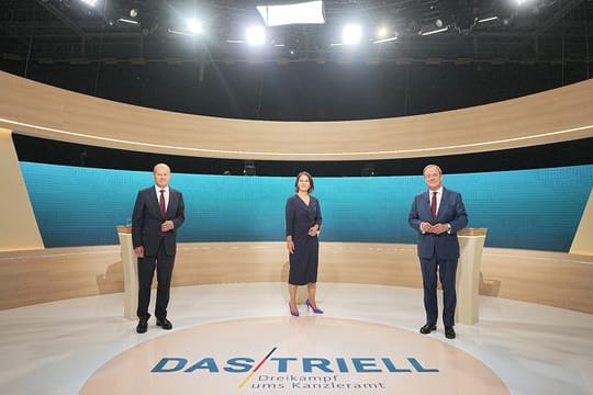 Kanzlerkandidat Olaf Scholz (SPD, l-r), Kanzlerkandidatin Annalena Baerbock (Bündnis90/Die Grünen) und Kanzlerkandidat Armin Laschet (CDU) stehen im Fernsehstudio.