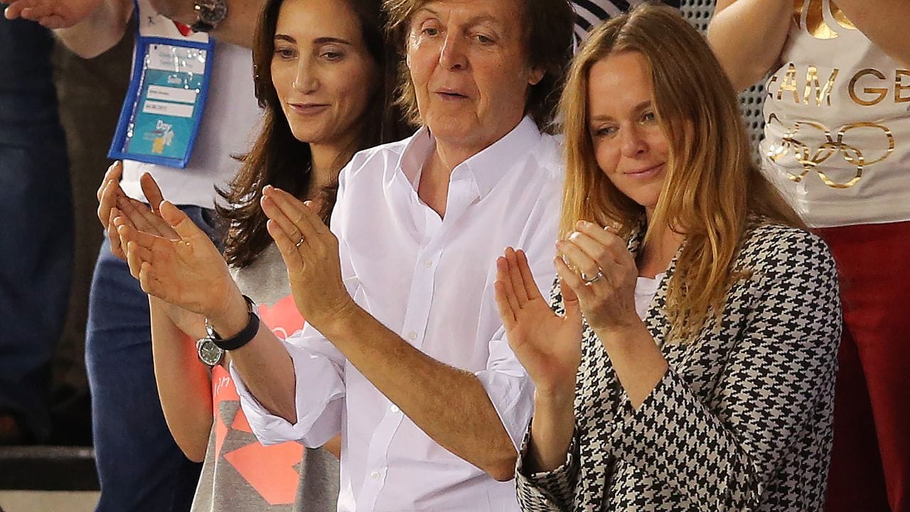 Paul McCartney (M) applaudiert mit seiner Frau Nancy Shevell und seiner Tochter Stella (r).