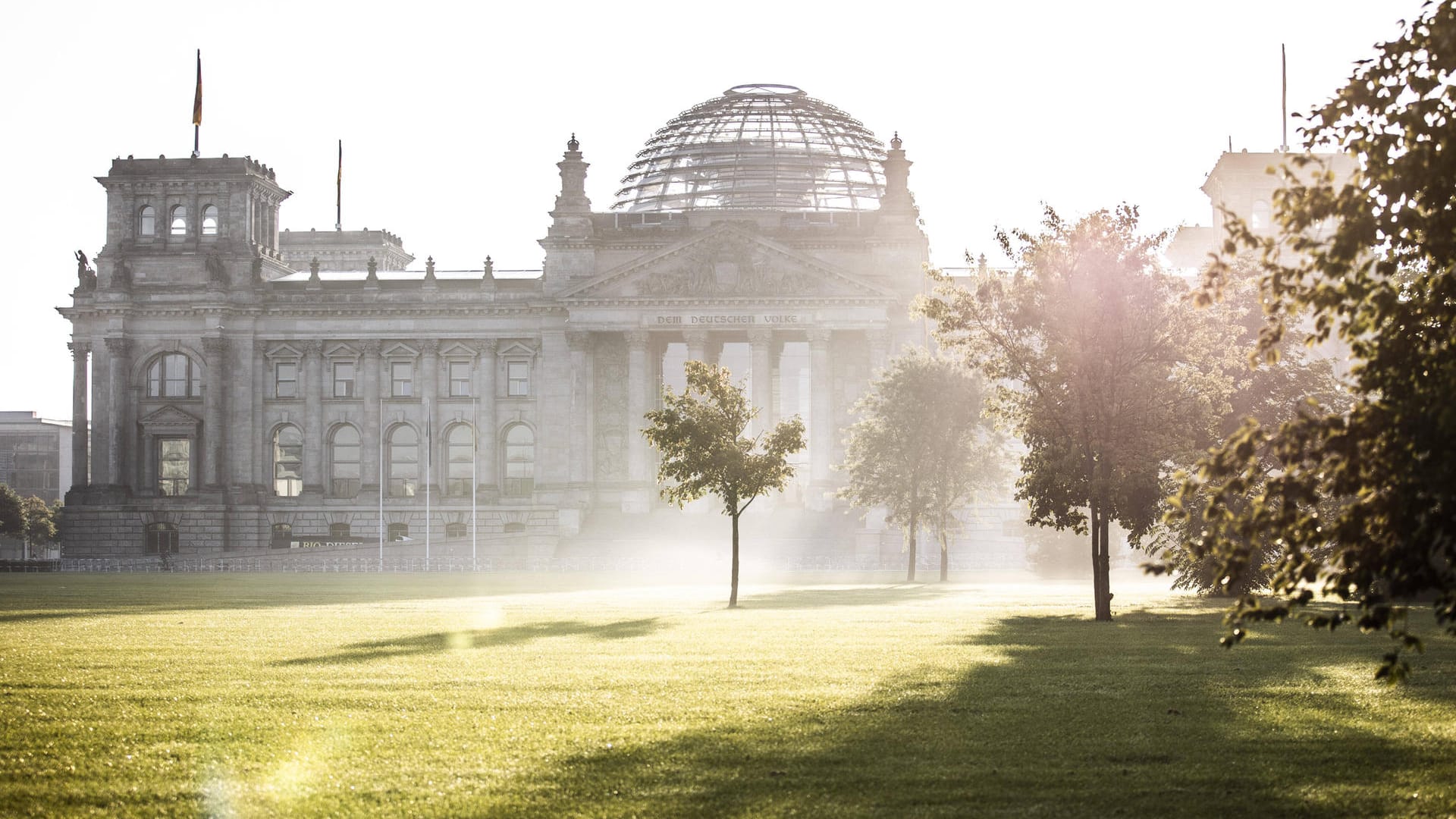 Reichstag in Berlin (Symbolfoto): Am Sonntag hat ein Mann das Gebäude attackiert. Reichstag in Berlin (Symbolfoto): Am Sonntag hat ein Mann das Gebäude attackiert.