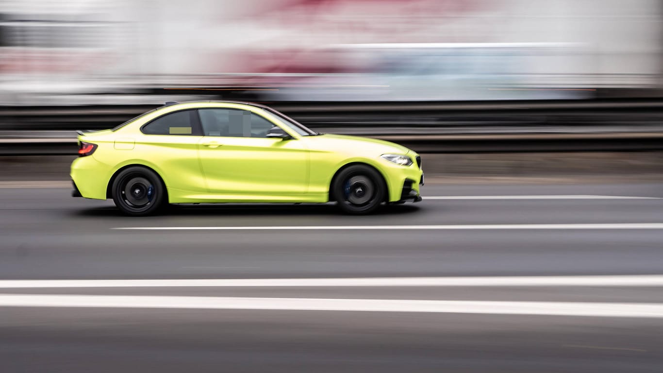 Ein Pkw fährt auf einer Straße (Symbolbild): In Dortmund war ein BMW-Fahrer deutlich zu schnell unterwegs.