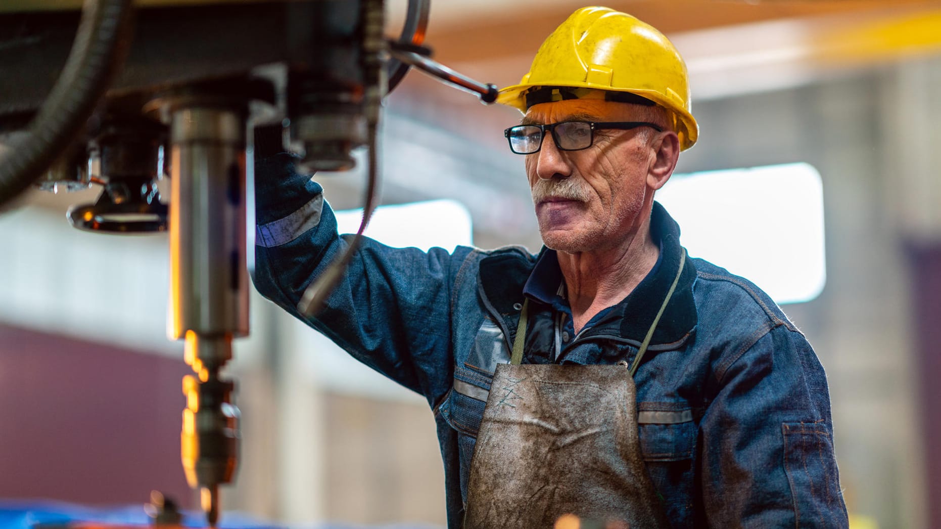 Älterer Arbeiter (Symbolbild): Eine neue Studie gibt Aufschluss über die Gründe, warum Senioren übers Rentenalter hinaus arbeiten.