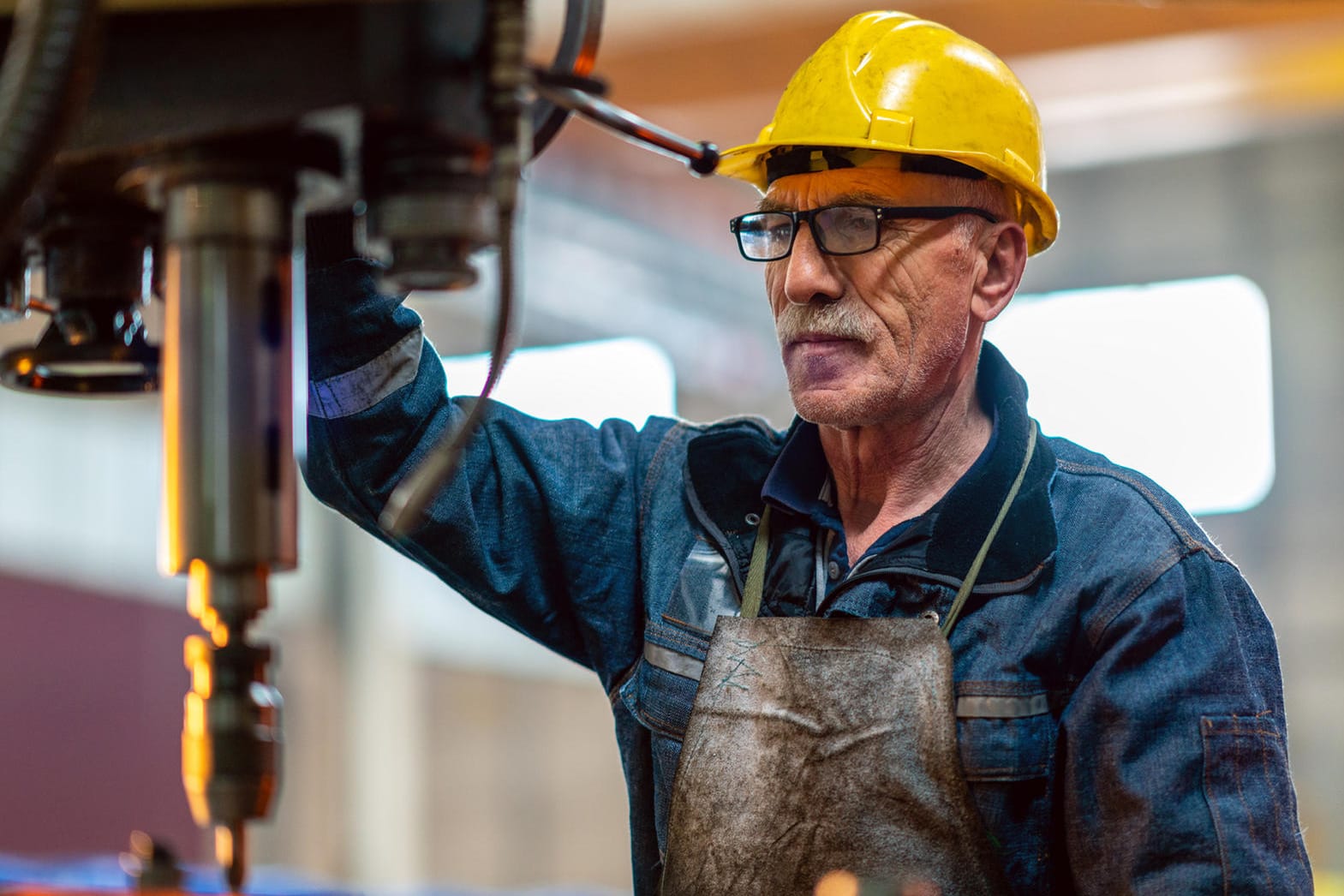 Älterer Arbeiter (Symbolbild): Eine neue Studie gibt Aufschluss über die Gründe, warum Senioren übers Rentenalter hinaus arbeiten.