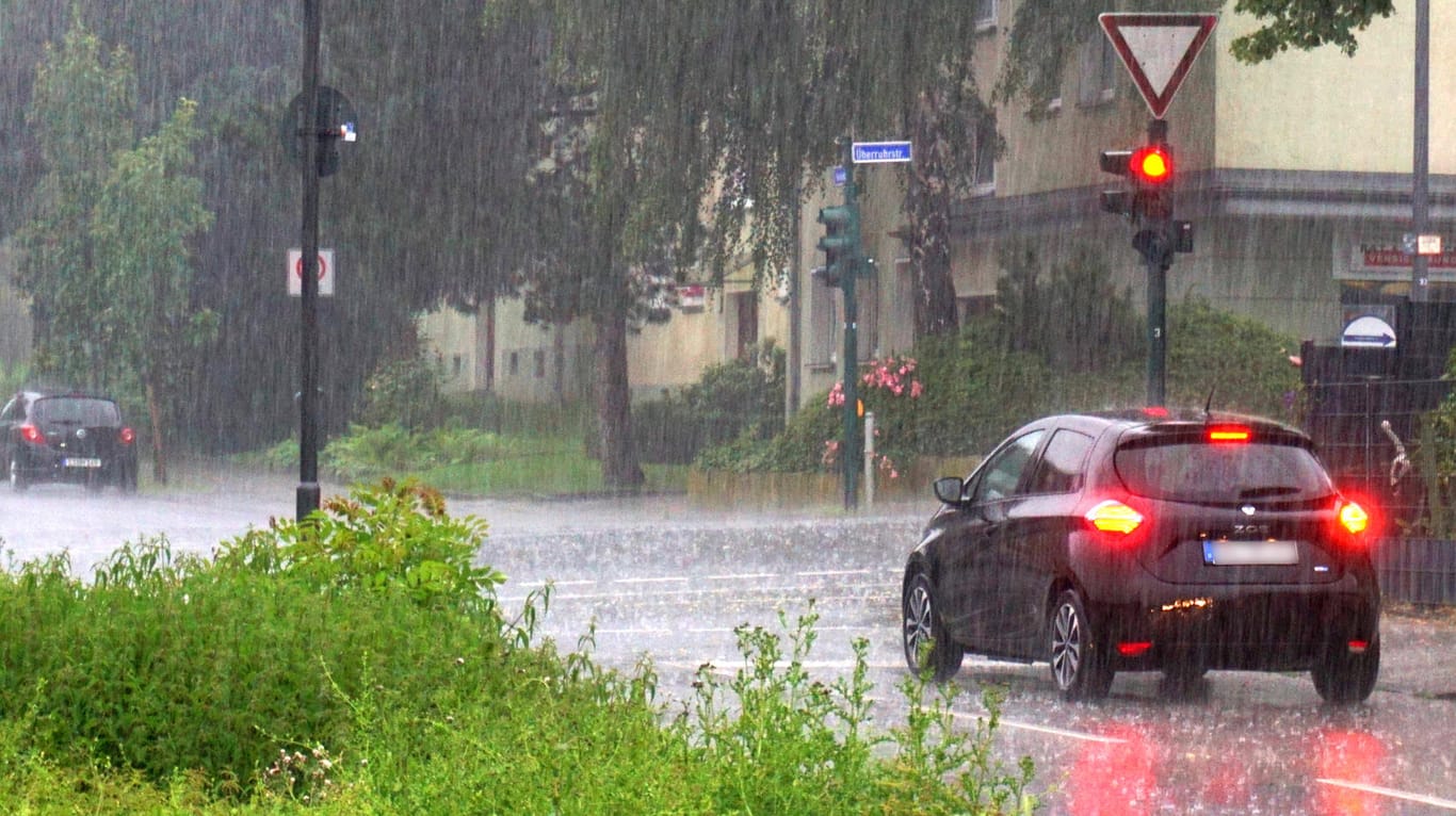 Starkregen an einem Sommernachmittag in Essen (Archivbild): Im Laufe der Woche könnte es wieder viel Regen geben.