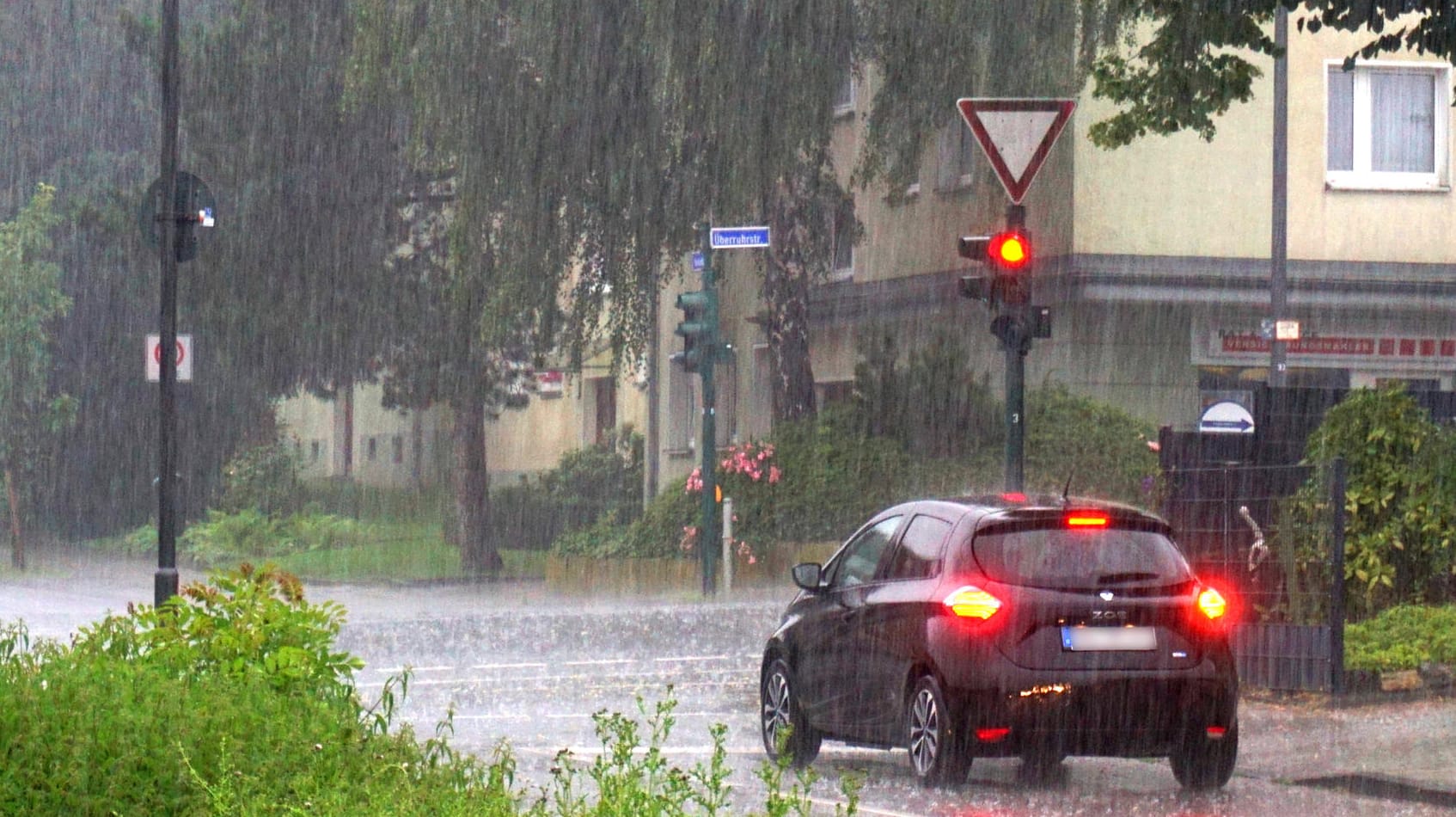 Starkregen an einem Sommernachmittag in Essen (Archivbild): Im Laufe der Woche könnte es wieder viel Regen geben.