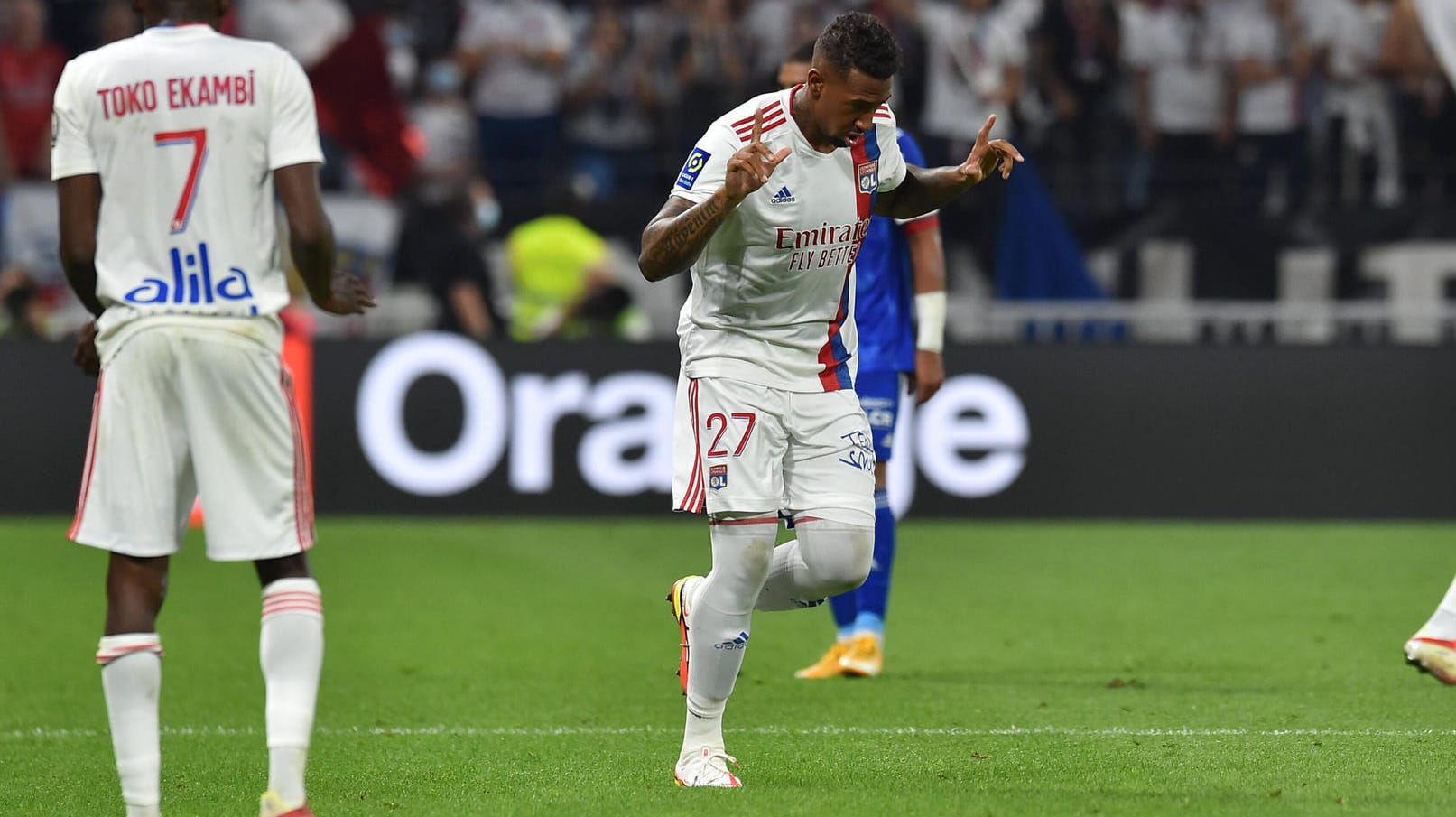 Jérôme Boateng: Der Verteidiger hebt die Zeigefinger gen Himmel als er für Lyon auf den Rasen läuft.