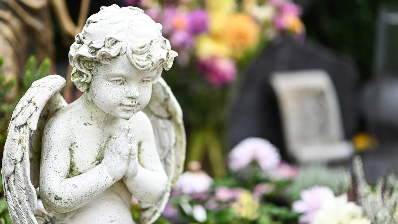 Engelsfigur auf Friedhofsgrab: Hier kann man der Sterblichkeit begegnen.
