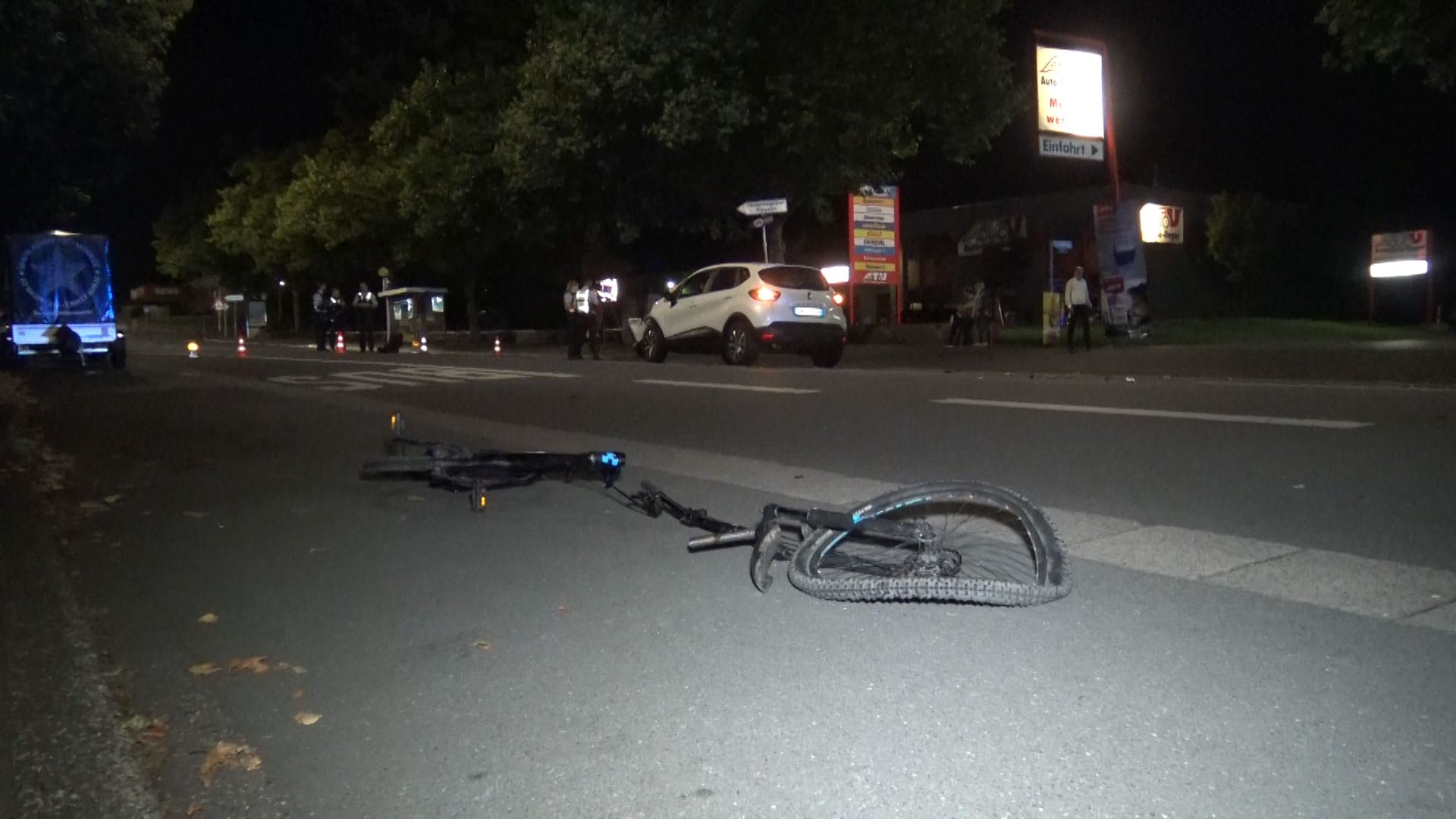 Ein zerstörte Fahrrad liegt in Dortmund auf der Straße: Ein junger Mann ist bei einem Unfall lebensgefährlich verletzt worden.