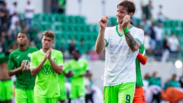 Torjäger Wout Weghorst (r) reist mit Wolfsburg als ungeschlagener Bundesliga-Tabellenführer nach Lille. Torjäger Wout Weghorst (r) reist mit Wolfsburg als ungeschlagener Bundesliga-Tabellenführer nach Lille.
