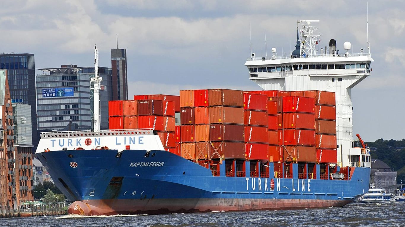 Containerschiff im Hamburger Hafen (Symbolbild): Die Lieferketten sind wegen Corona durcheinandergeraten.