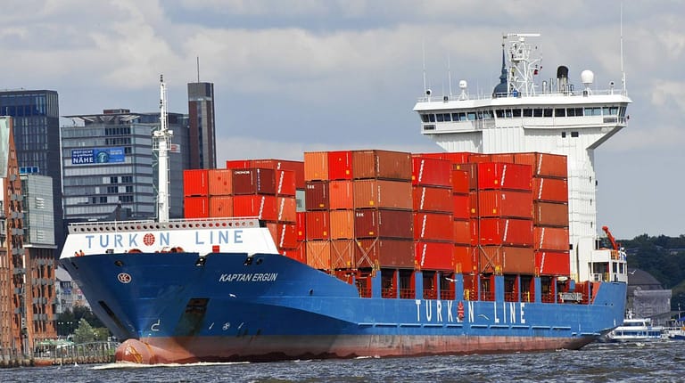 Containerschiff im Hamburger Hafen (Symbolbild): Die Lieferketten sind wegen Corona durcheinandergeraten.