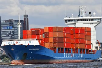 Containerschiff im Hamburger Hafen (Symbolbild): Die Lieferketten sind wegen Corona durcheinandergeraten.