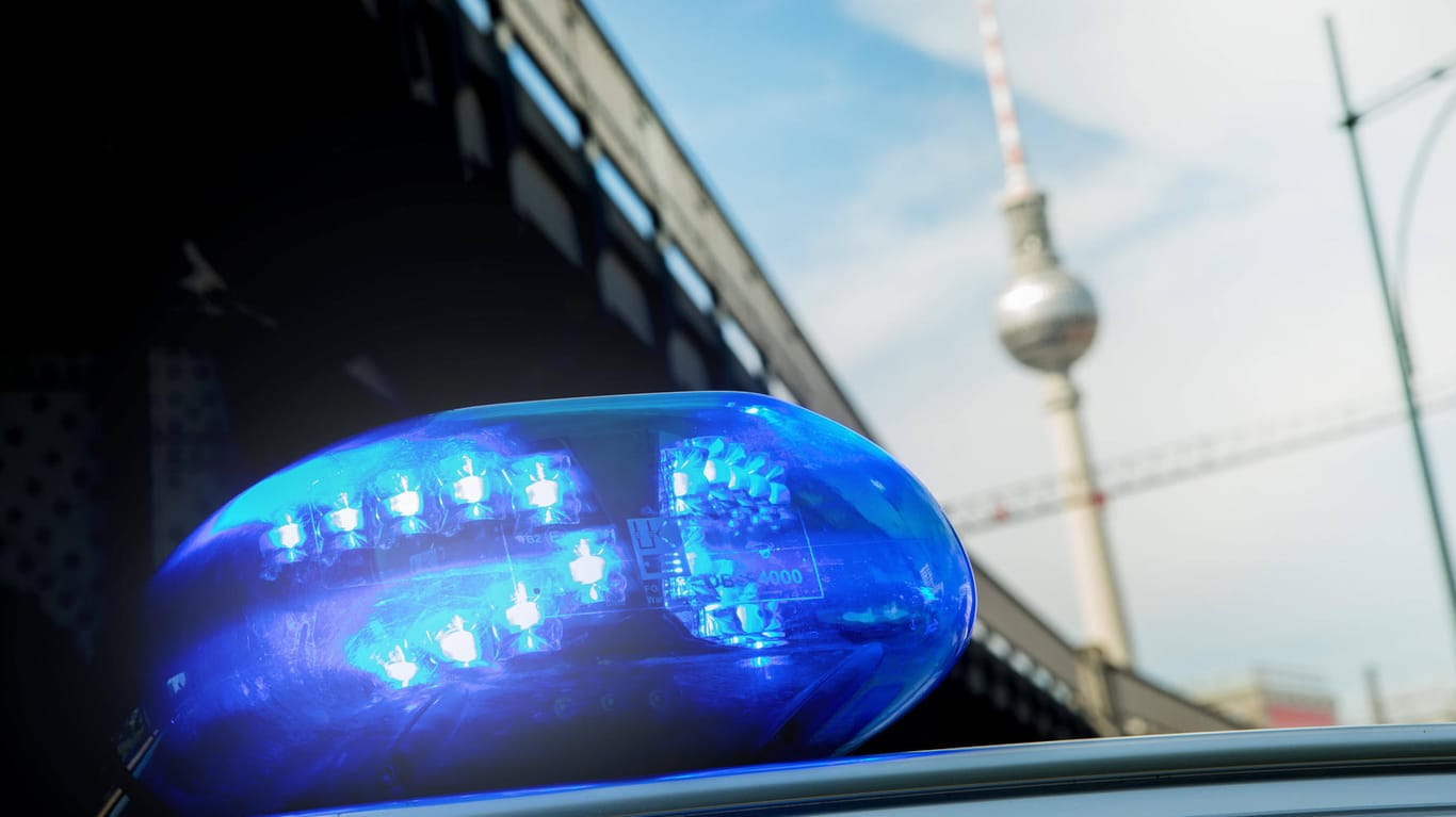 Ein leuchtendes Blaulicht ist im Vordergrund des Berliner Fernsehturms zu sehen (Symbolbild): Ein 14-jähriges Mädchen, das mehrere Tage verschwunden war, ist nun wieder da.