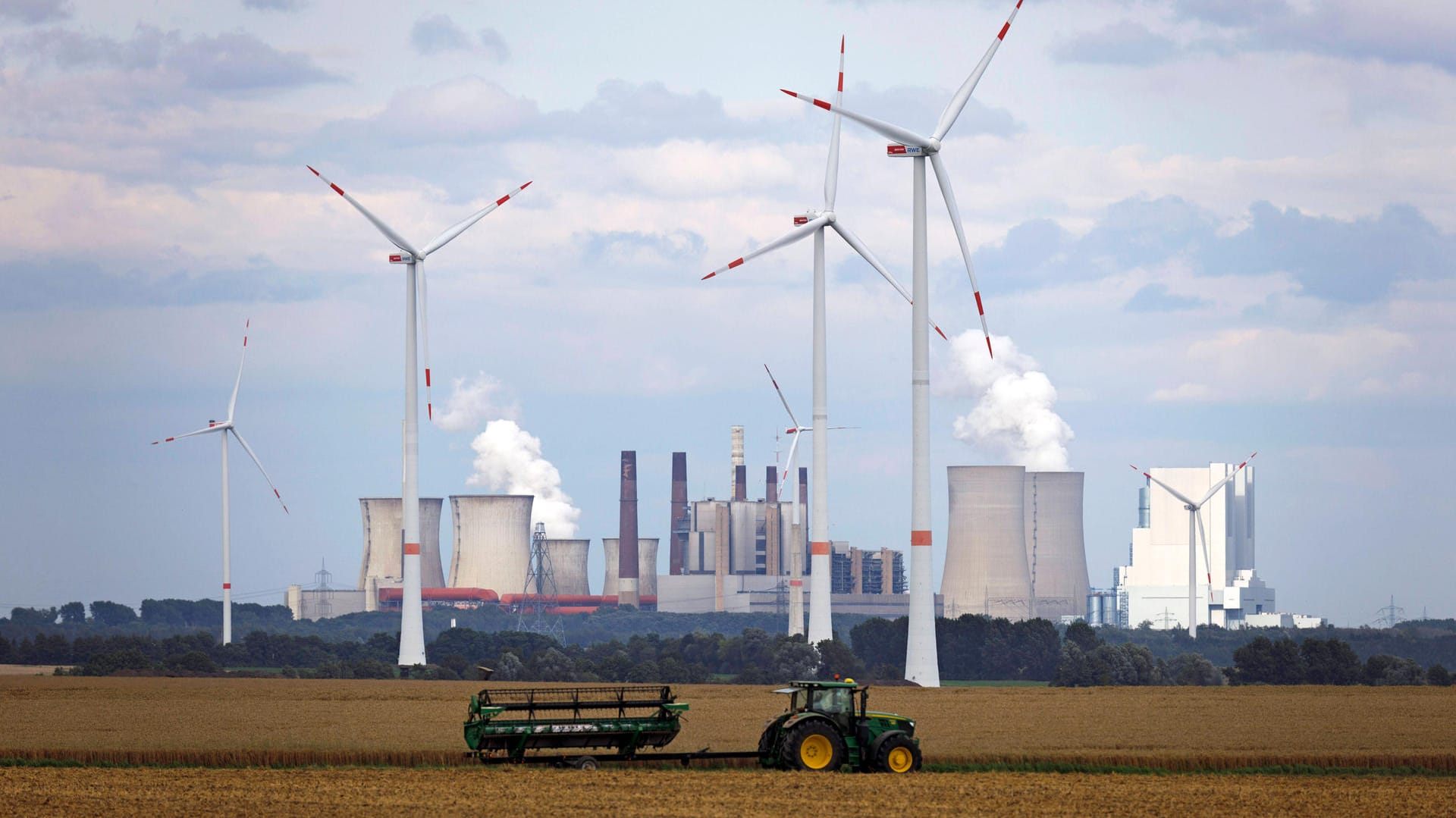 Windräder vor dem RWE-Kraftwerk Neurath in Nordrhein-Westfalen: Gegen das Bundesland läuft bereits eine entsprechende Klage (Symbolbild).