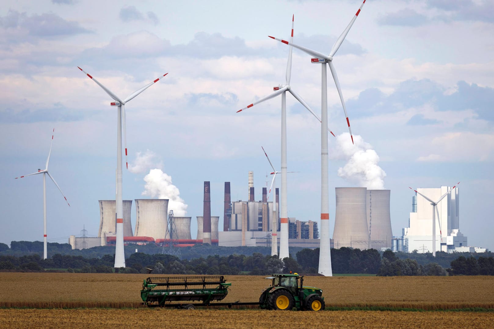Windräder vor dem RWE-Kraftwerk Neurath in Nordrhein-Westfalen: Gegen das Bundesland läuft bereits eine entsprechende Klage (Symbolbild).