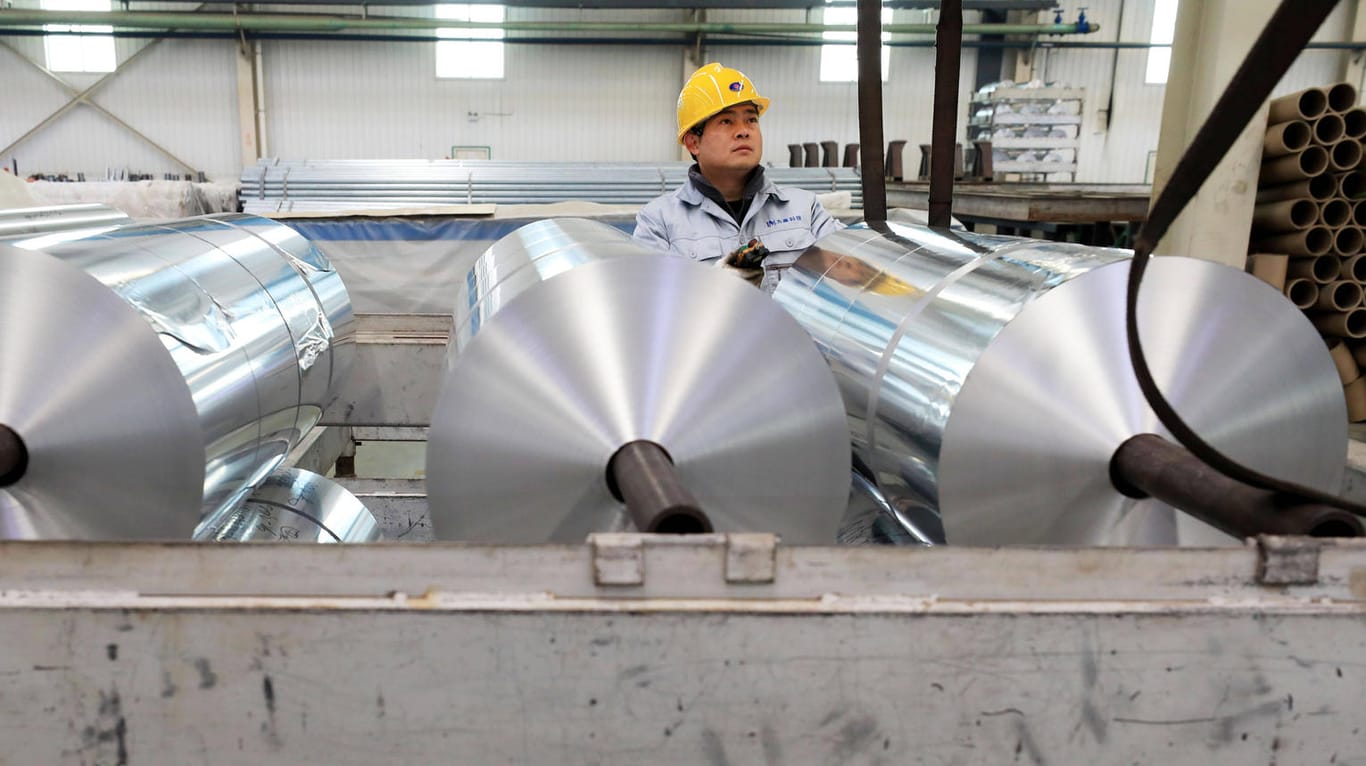 Produktion von Aluminiumfolie in China (Symbolbild): Der Bedarf des Metalls zieht seit Jahren an.