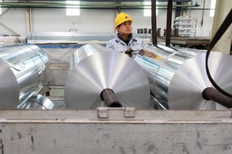 Produktion von Aluminiumfolie in China (Symbolbild): Der Bedarf des Metalls zieht seit Jahren an.