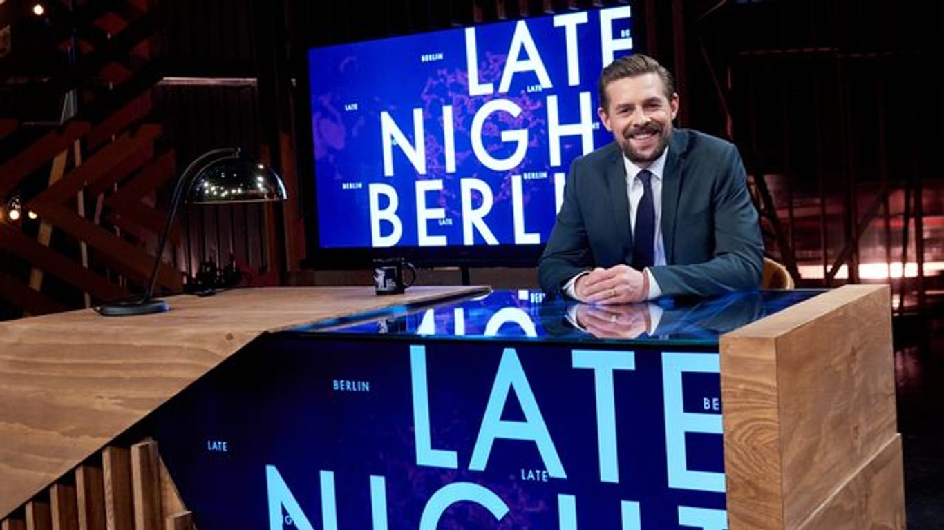 Klaas Heufer-Umlauf sitzt in der Kulisse seiner Late Night Show "Late Night Berlin" am Schreibtisch.