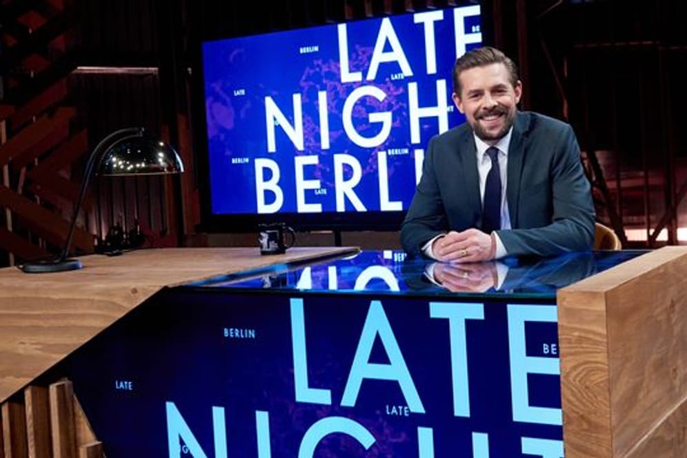 Klaas Heufer-Umlauf sitzt in der Kulisse seiner Late Night Show "Late Night Berlin" am Schreibtisch.