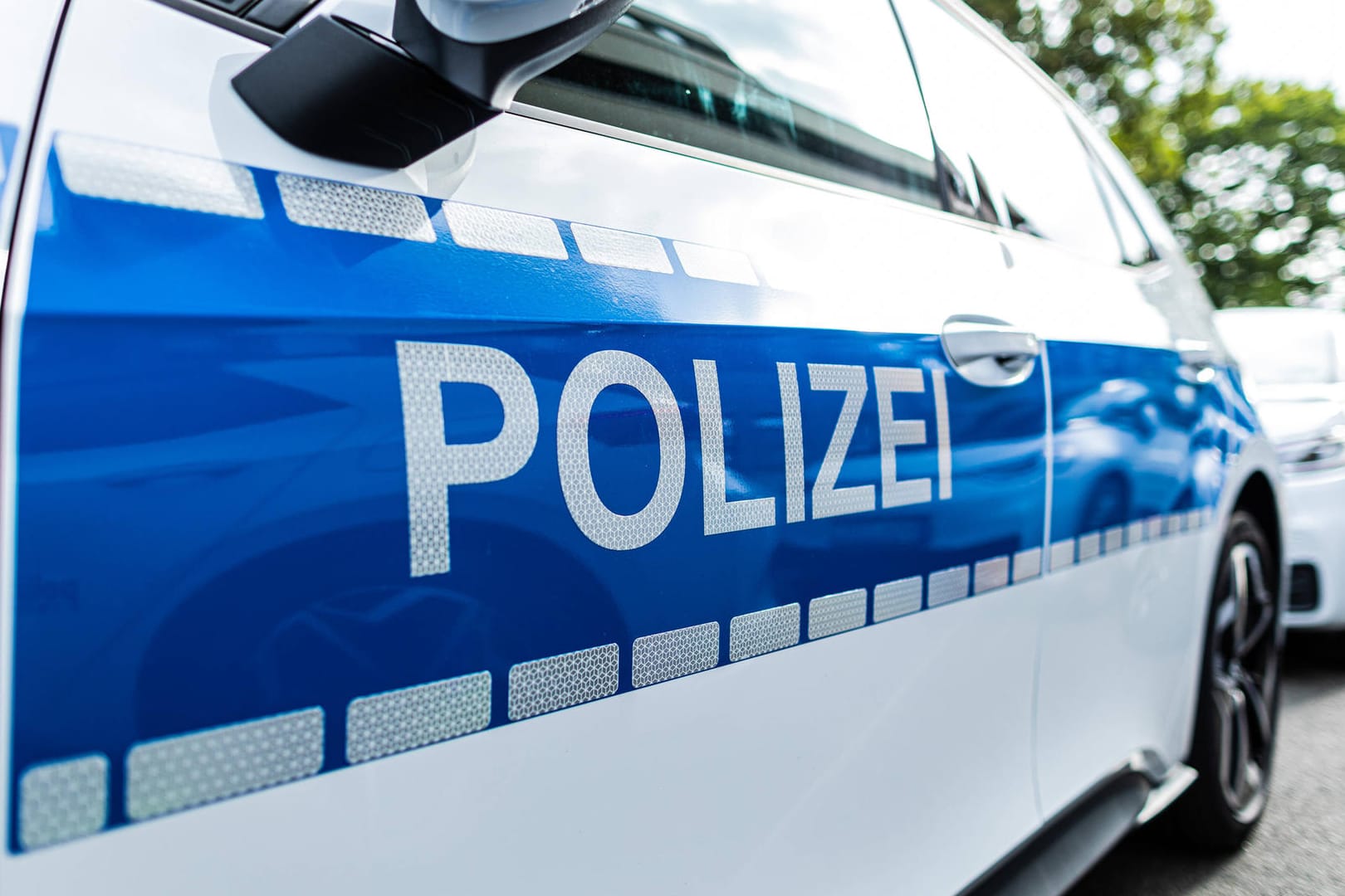 Schriftzug an einem Polizeiwagen: Die Beamten fanden die Leiche der 81-Jährigen in dem Heim (Symbolbild).