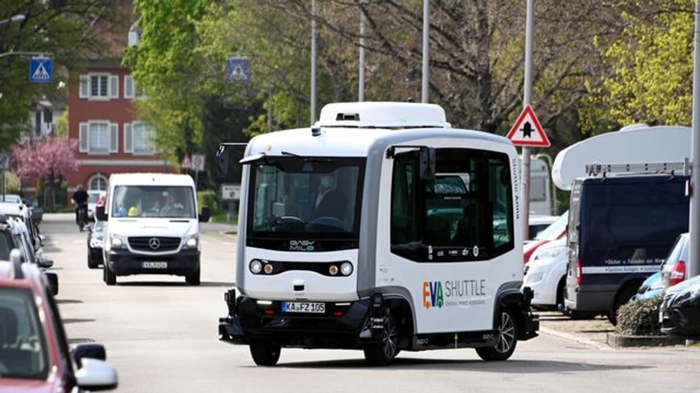 Im Rahmen des Forschungsprojekts "EVA-Shuttle" waren mehrere autonome Mini-Busse mehr als zwei Monate in Karlsruhe unterwegs.