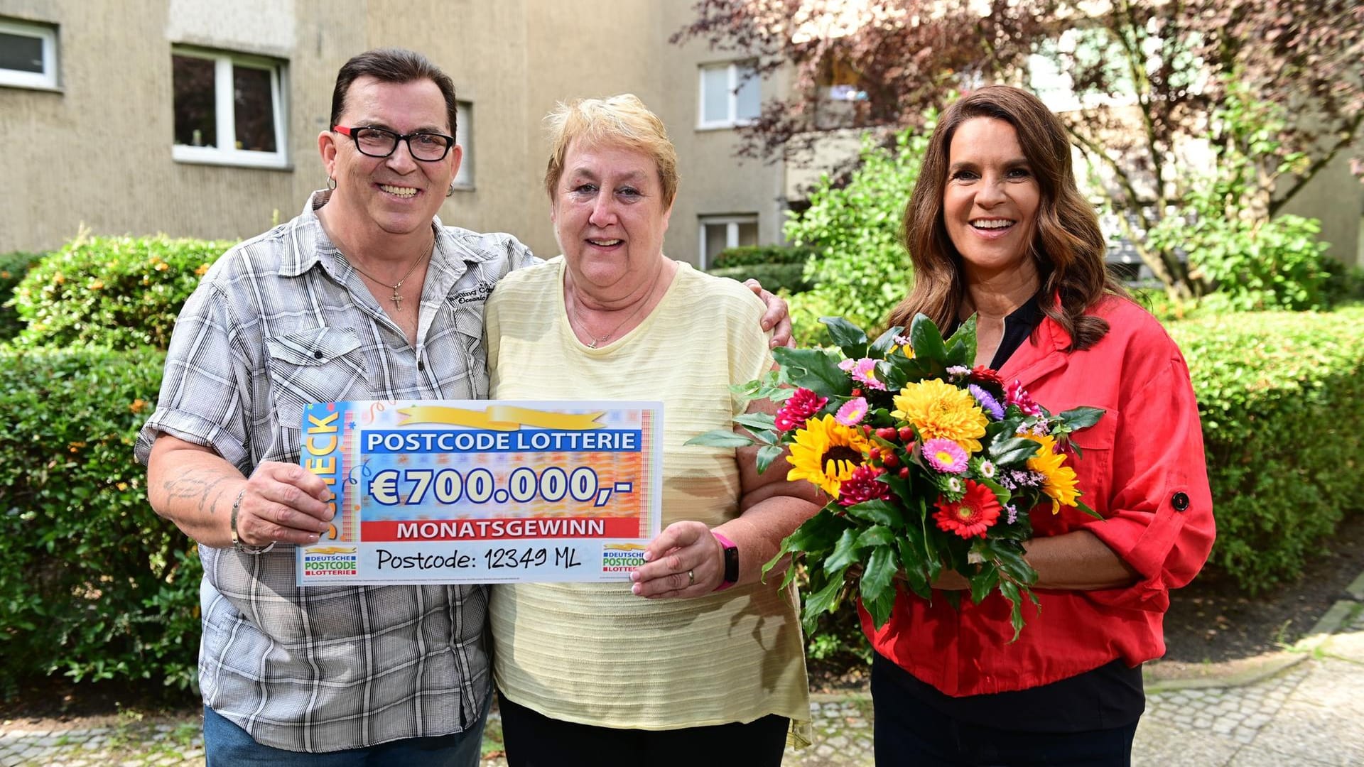 Große Freude bei Manuela und in ihrem Mann Peter in Neukölln: Das Ehepaar bekam von Eiskunstlauf-Olympiasiegerin Katarina Witt den Hauptgewinn der Deutschen Postcode Lotterie überreicht.