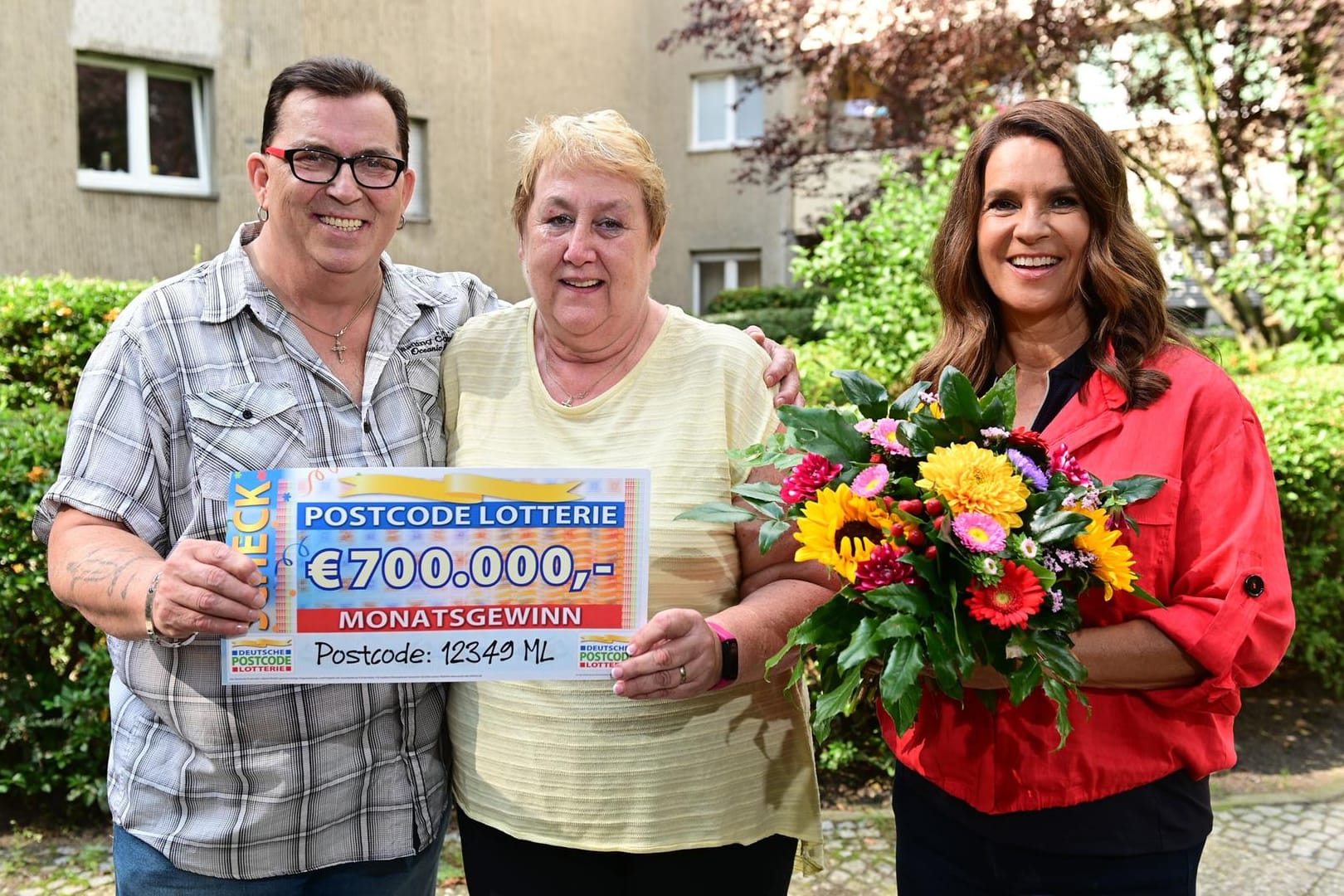 Große Freude bei Manuela und in ihrem Mann Peter in Neukölln: Das Ehepaar bekam von Eiskunstlauf-Olympiasiegerin Katarina Witt den Hauptgewinn der Deutschen Postcode Lotterie überreicht.