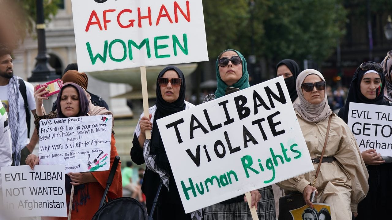 Frauen demonstrieren auf dem Trafalgar Square in London für Frauenrechte in Afghanistan.