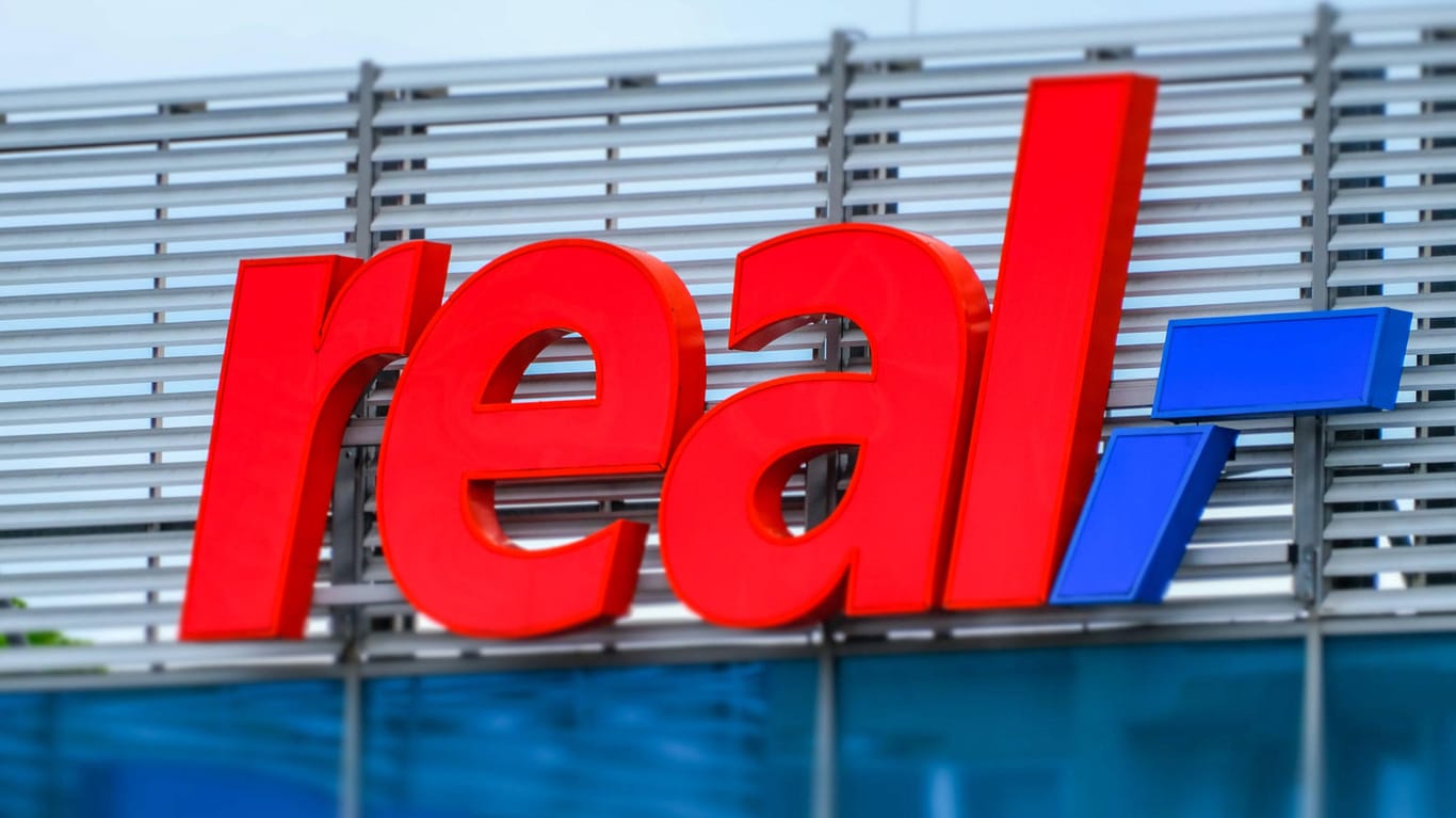 Real-Logo an einem Warenhaus (Symbolbild): Das Handelsunternehmen wird zerschlagen.