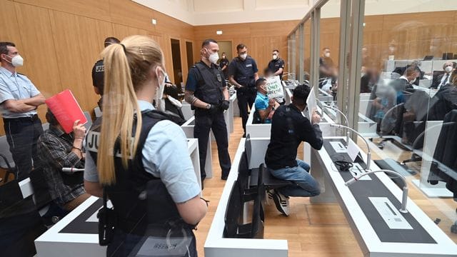 Beginn Prozess Mitglieder einer Großfamilie Beginn Prozess Mitglieder einer Großfamilie