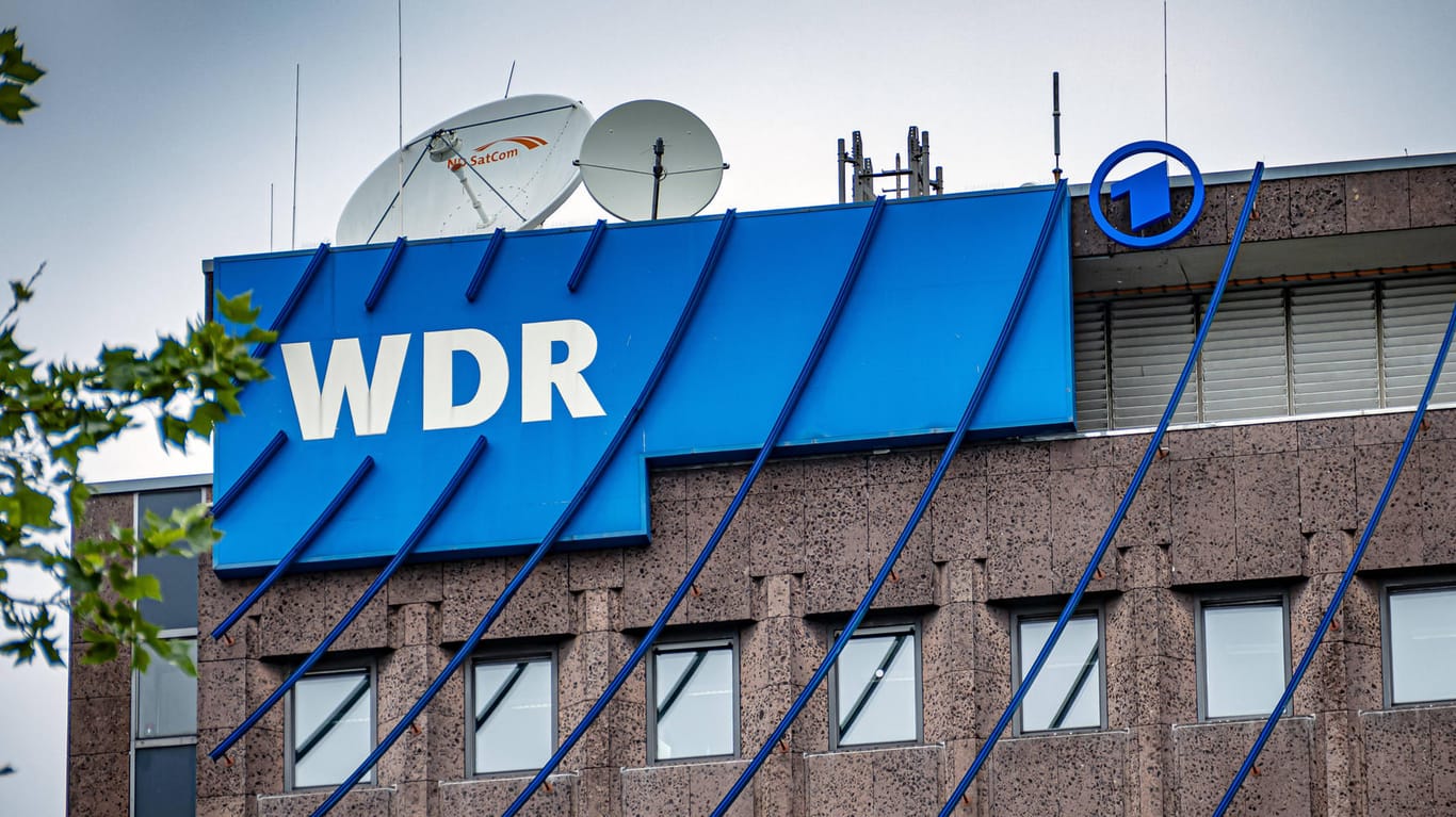 Das Logo des WDR ist am Gebäude des Senders in Köln zu sehen: Er wies die Kritik an seiner Moderatorin El-Hassan zunächst zurück.