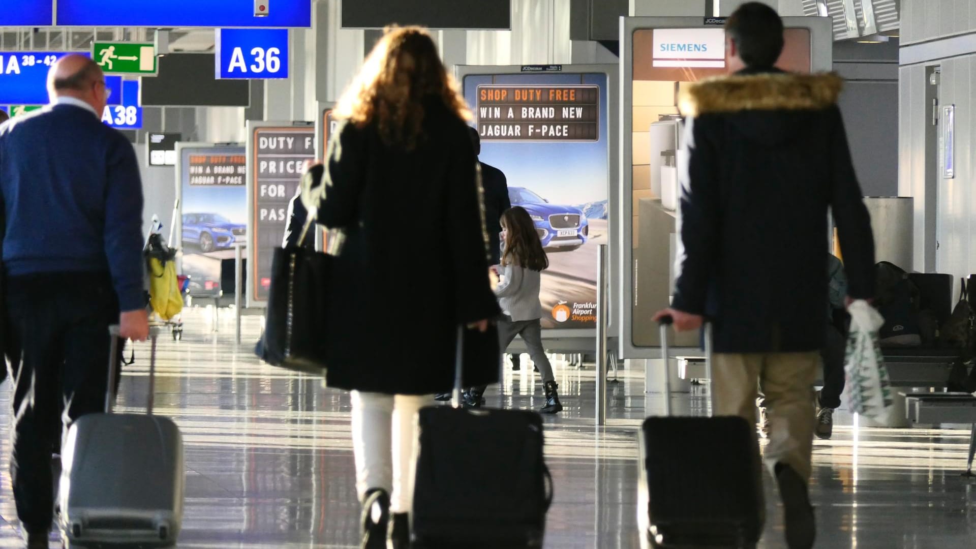 Reisende am Flughafen Frankfurt (Archivbild): Im Vergleich zu 2020 konnte die Passagierzahl im August gesteigert werden. Reisende am Flughafen Frankfurt (Archivbild): Im Vergleich zu 2020 konnte die Passagierzahl im August gesteigert werden.