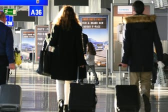 Reisende am Flughafen Frankfurt (Archivbild): Im Vergleich zu 2020 konnte die Passagierzahl im August gesteigert werden.