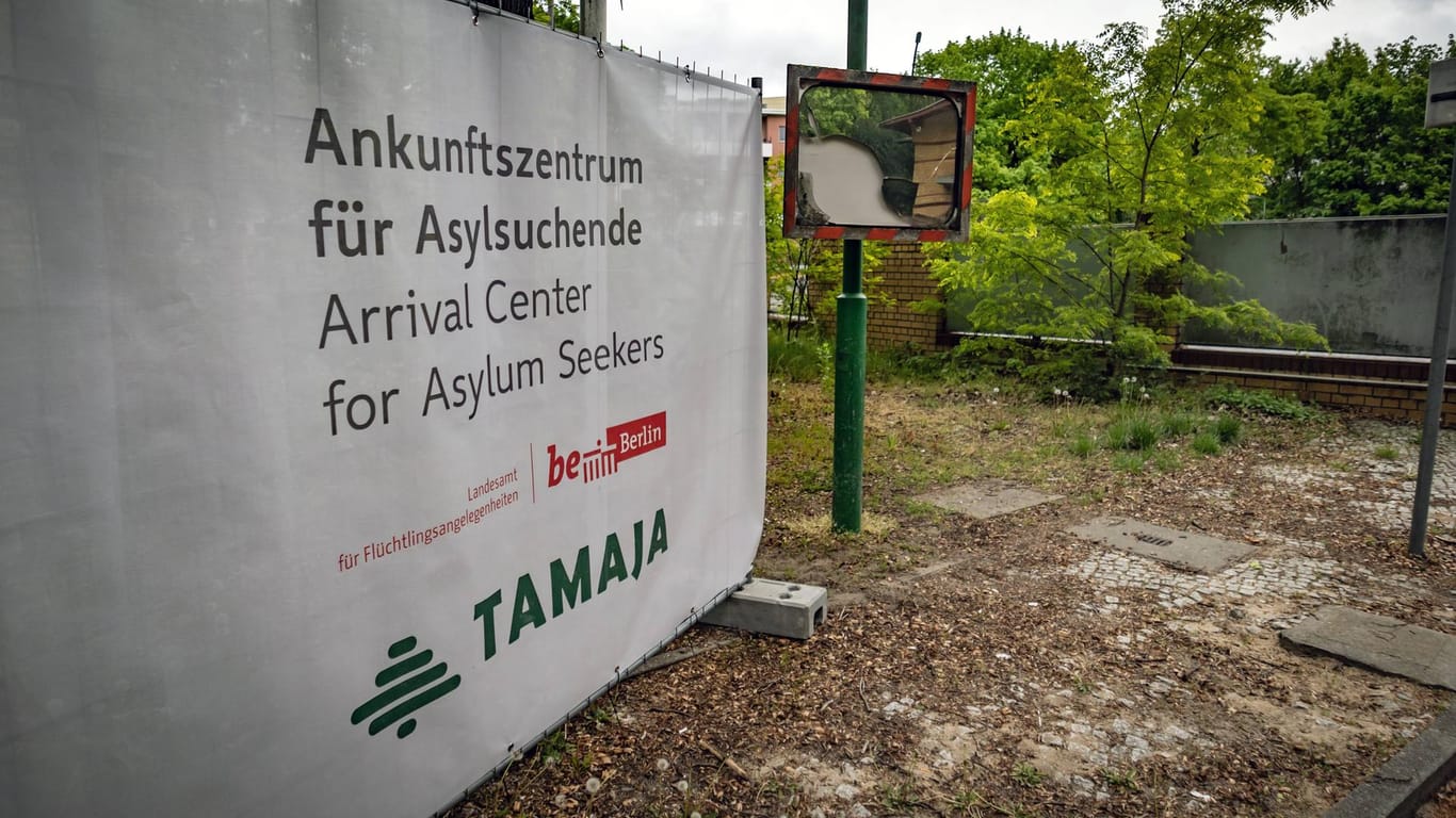 "Ankunftszentrum für Asylsuchende" steht auf einem Banner im Berliner Ortsteil Wittenau (Archivbild): Moldauer Asylsuchende kommen häufiger nach Berlin als in andere Bundesländer.