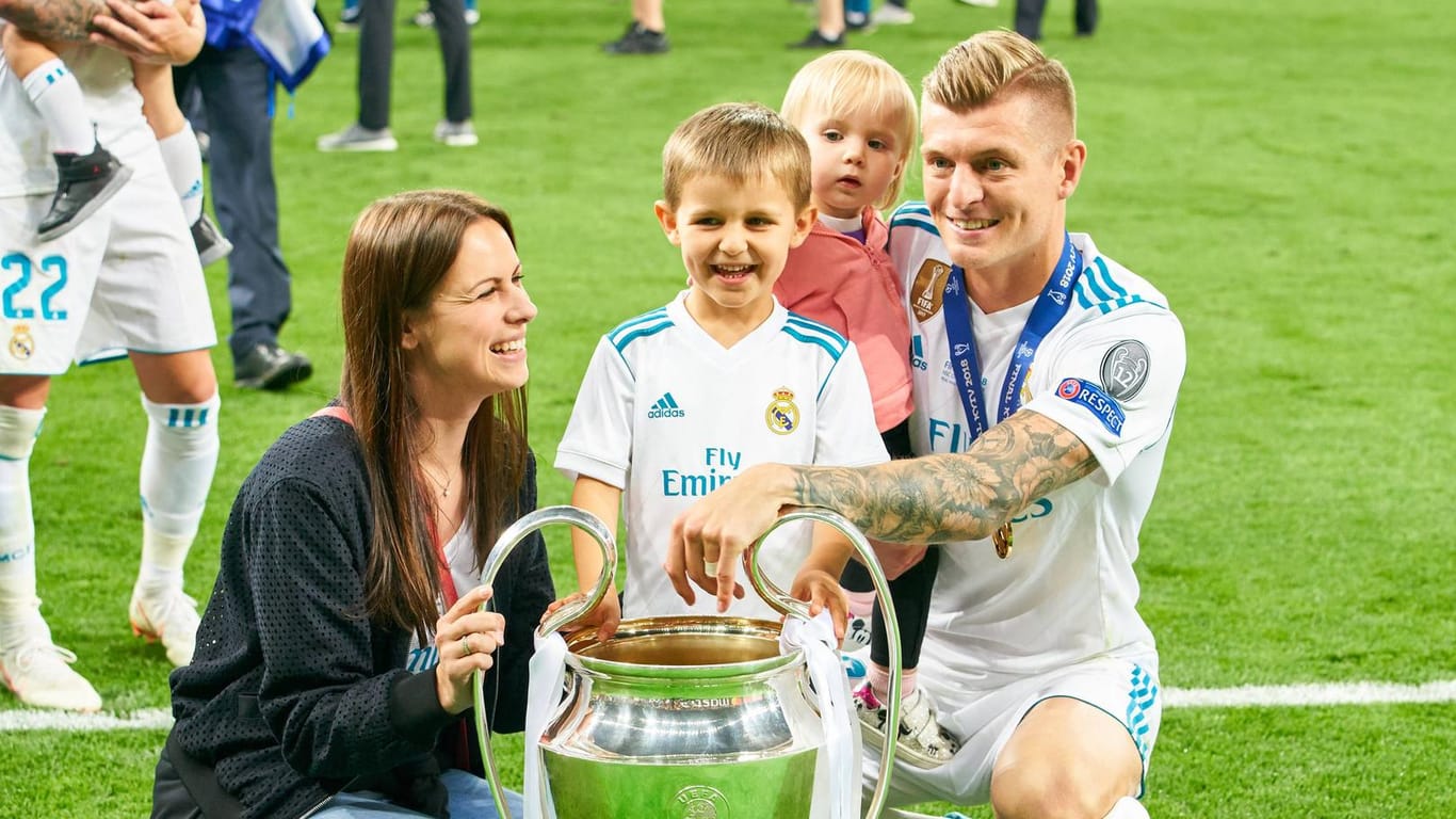 Toni Kroos (r.) mit seiner Familie nach dem Champions-League-Sieg 2018: Ehefrau Jessica (l.) und Tochter Amelie, sowie Sohn Leon.