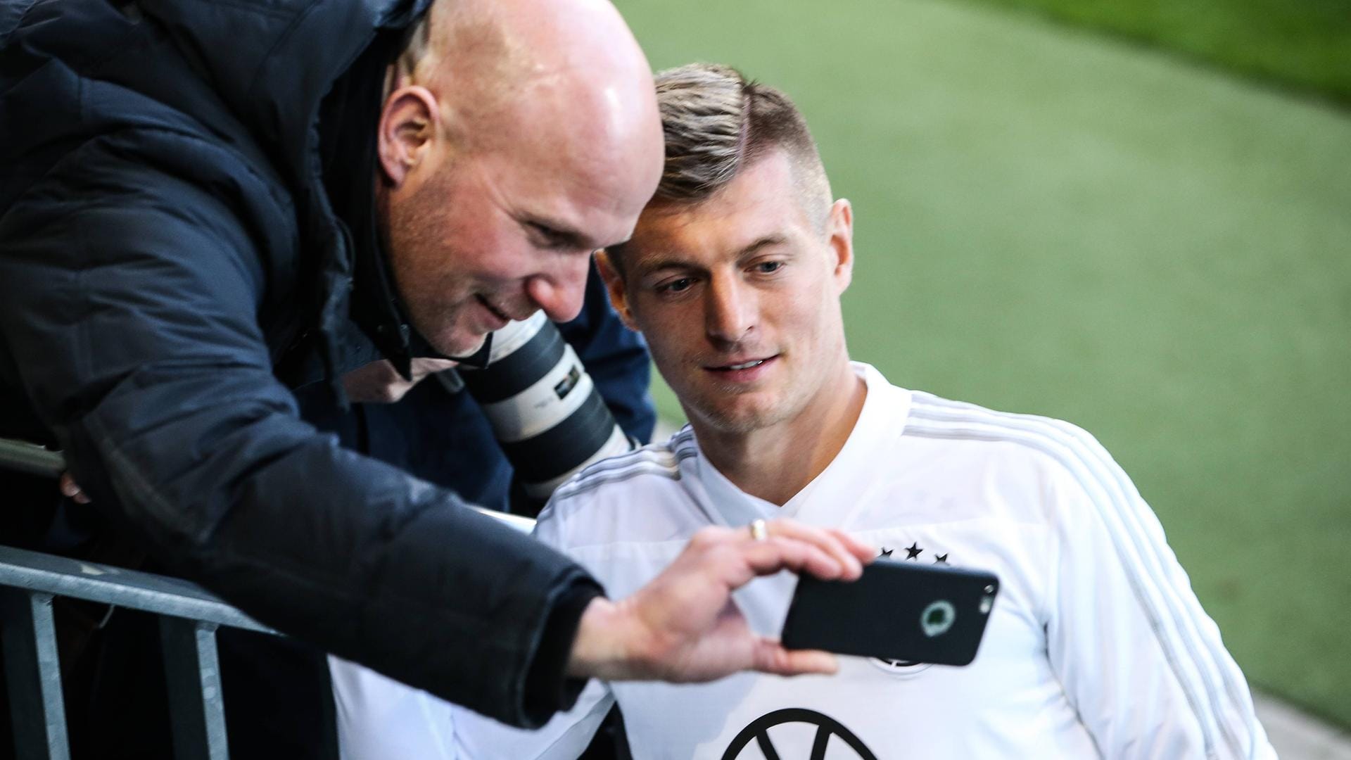 Toni Kroos: Der frühere Nationalspieler hat sich im DFB-Trikot Zeit für Fans genommen, das macht er auch bei Real Madrid.