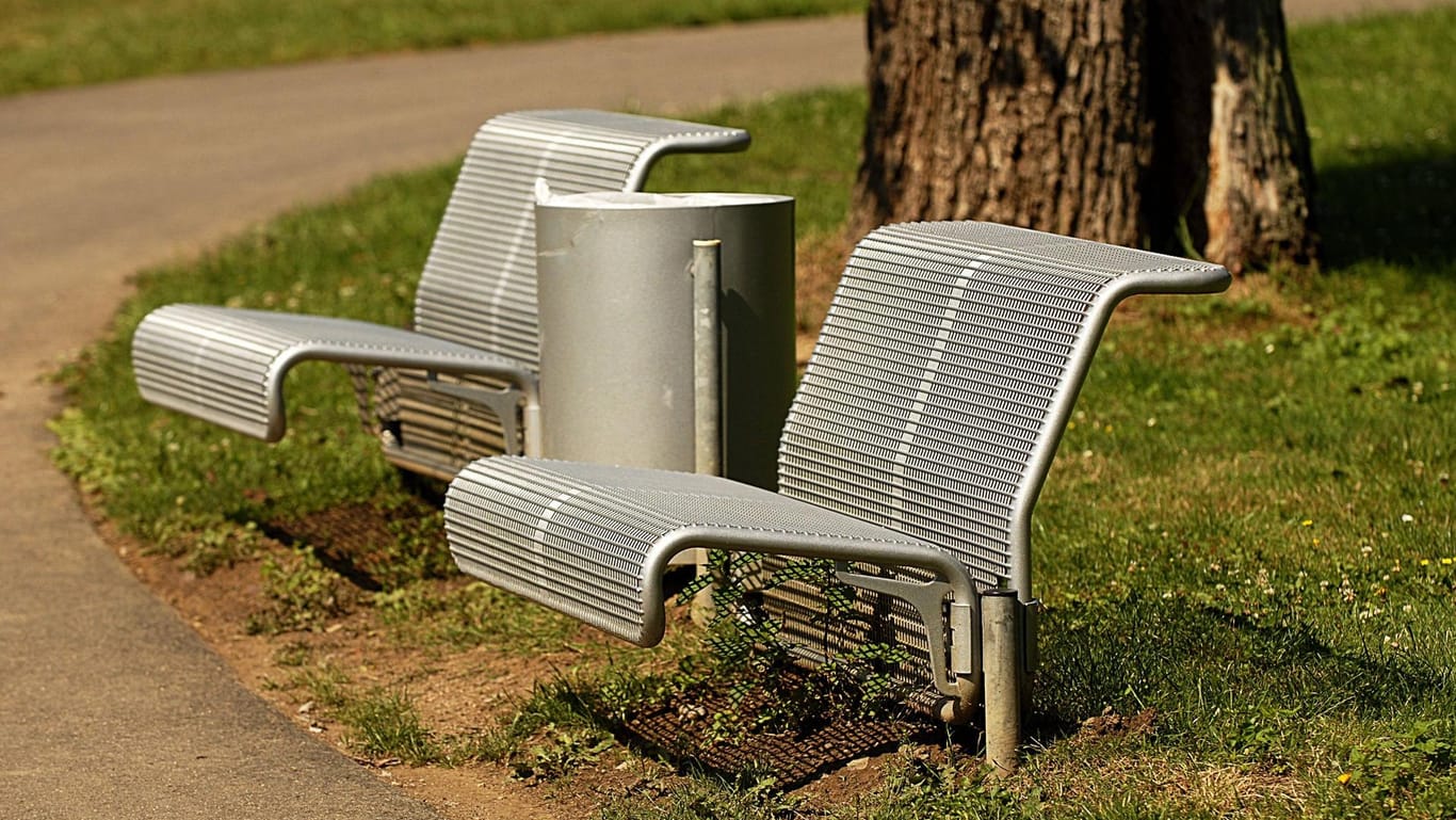 Sitzbänke in einem menschenleeren Park: In Niedersachsen hat ein Mann einen ungewöhnlichen Behälter entdeckt.