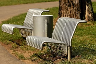 Sitzbänke in einem menschenleeren Park: In Niedersachsen hat ein Mann einen ungewöhnlichen Behälter entdeckt.