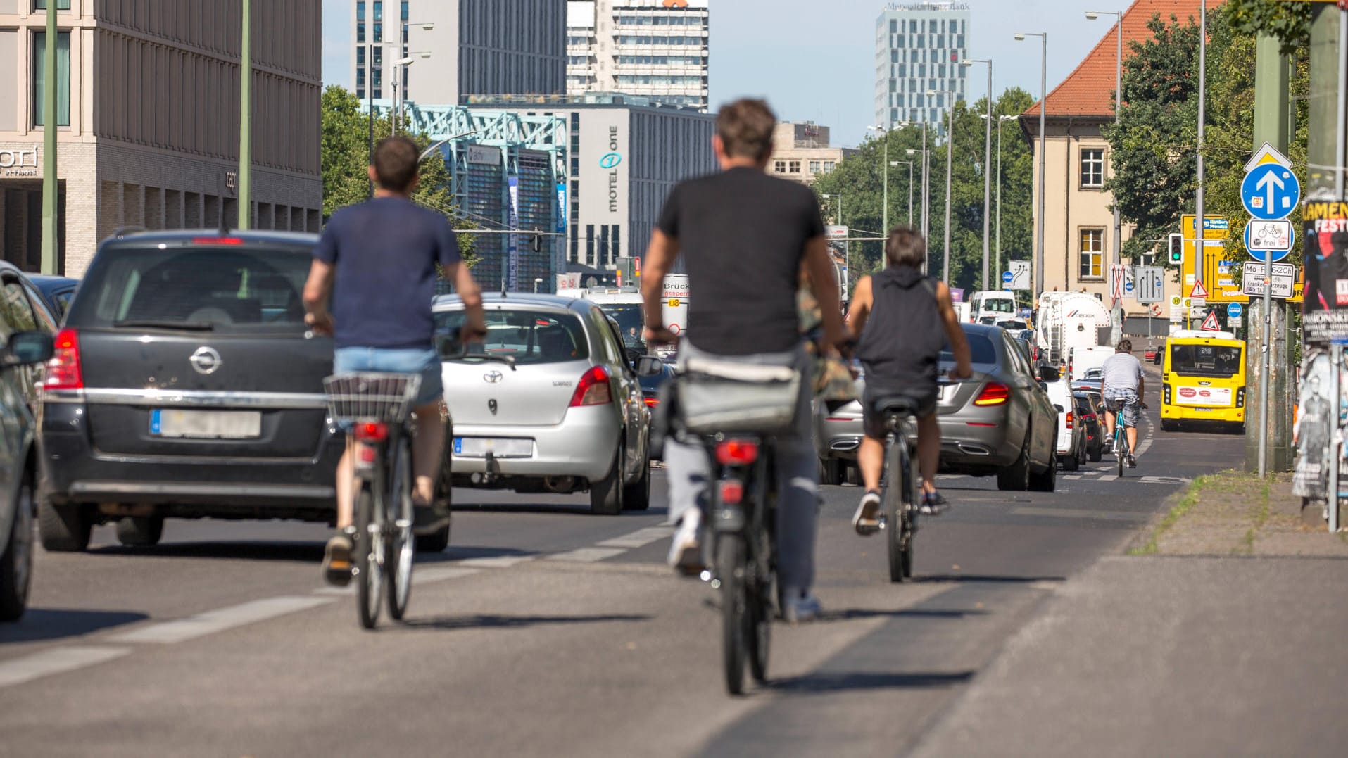 Fahrradfahrer fahren neben dem Autoverkehr auf der Busspur: Immer wieder kommt es in der Hauptstadt zu tödlichen Fahrradunfällen. Fahrradfahrer fahren neben dem Autoverkehr auf der Busspur: Immer wieder kommt es in der Hauptstadt zu tödlichen Fahrradunfällen.