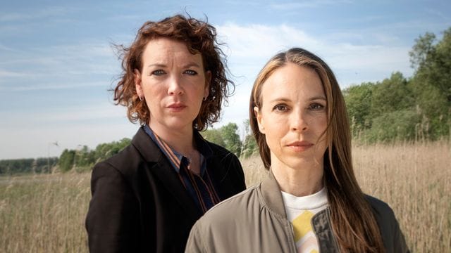 Lina Beckmann (l) und Anneke Kim Sarnau ermitteln jetzt gemeinsam im Rostocker "Polizeiruf 110".