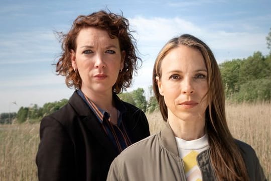 Lina Beckmann (l) und Anneke Kim Sarnau ermitteln jetzt gemeinsam im Rostocker "Polizeiruf 110".