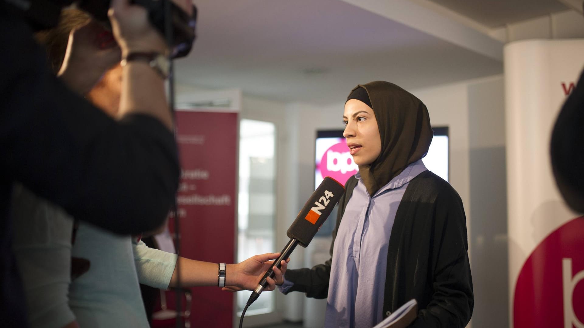 Nemi El-Hassan spricht mit Journalisten (Archivbild): Keinesfalls habe sie antisemitische Parolen von sich gegeben oder Menschen jüdischen Glaubens angegriffen, so die 28-Jährige.