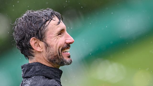 Voller Vorfreude auf die Champions League: Wolfsburgs Trainer Mark van Bommel. Voller Vorfreude auf die Champions League: Wolfsburgs Trainer Mark van Bommel.