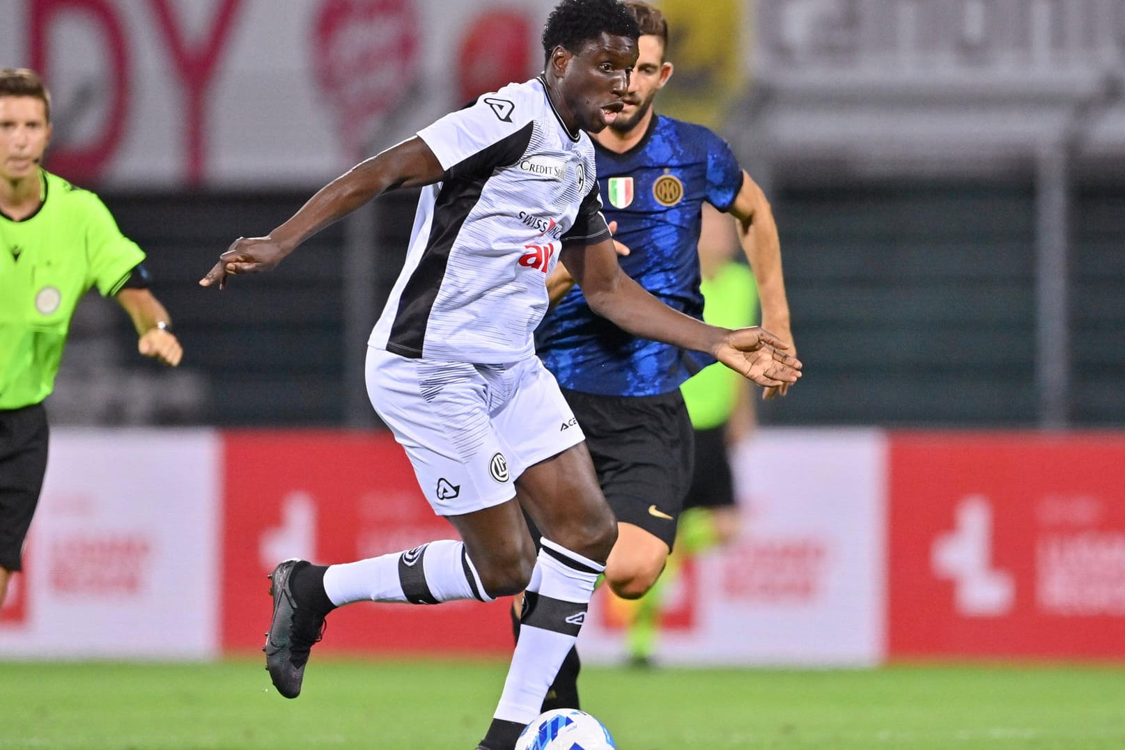 Demba Ba im Juli 2021 im Trikot des FC Lugano. Nun ist Schluss für den Angreifer.
