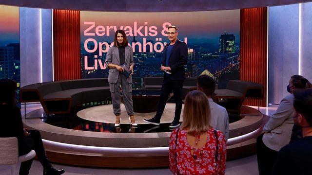 Die Moderatoren Linda Zervakis (l) und Matthias Opdenhövel im Studio der ersten Sendung von "Zervakis & Opdenhövel.