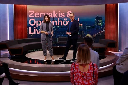 Die Moderatoren Linda Zervakis (l) und Matthias Opdenhövel im Studio der ersten Sendung von "Zervakis & Opdenhövel.