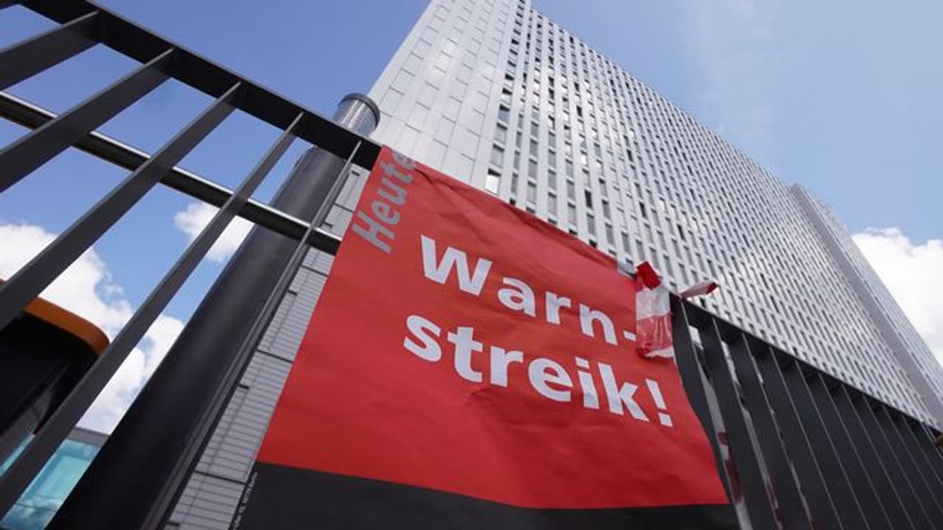 Ein Transparent mit der Aufschrift "Warnstreik" hängt vor dem Bettenhochhaus der Charité: Der Streik wird ausgeweitet.