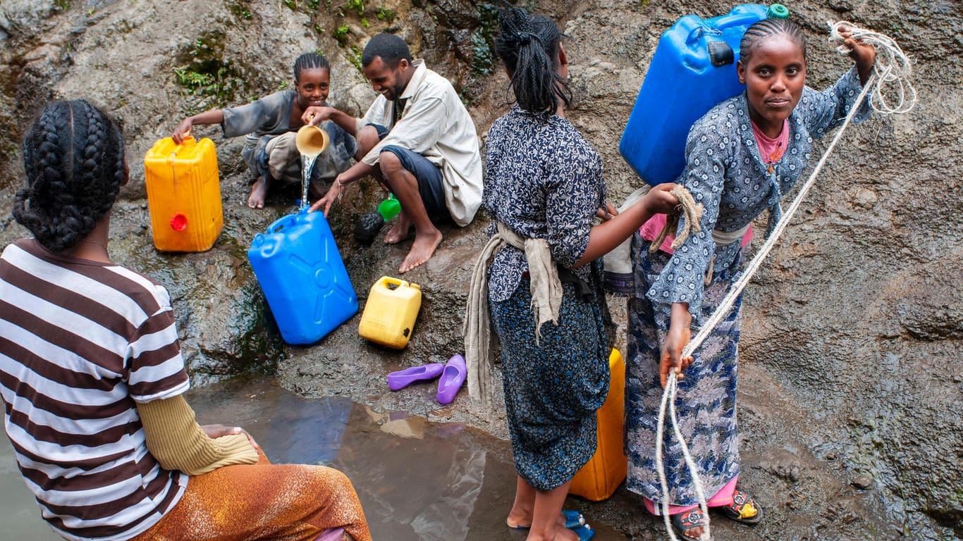 Menschen in Äthiopien füllen Trinkwasser ab: Schon im Jahr 2030 könne es "Hotspots" der Klimamigration geben.