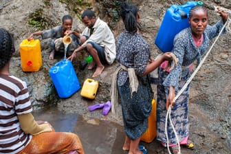 Menschen in Äthiopien füllen Trinkwasser ab: Schon im Jahr 2030 könne es "Hotspots" der Klimamigration geben.