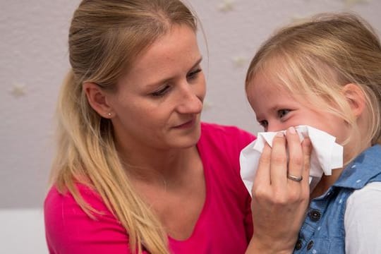 Läuft die Nase oder ist das Kind krank, müssen Eltern den Nachwuchs wegen der Pandemie häufig abholen und bei der Betreuung einspringen.