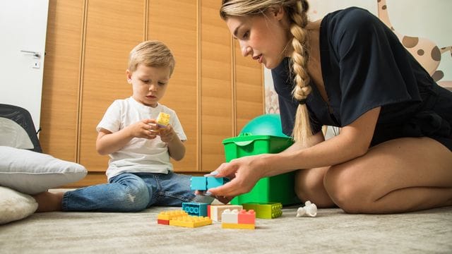 Wenn Kinder längere Zeit nicht in die Kita oder zur Schule dürfen, stellt das Familien vor Herausforderungen.